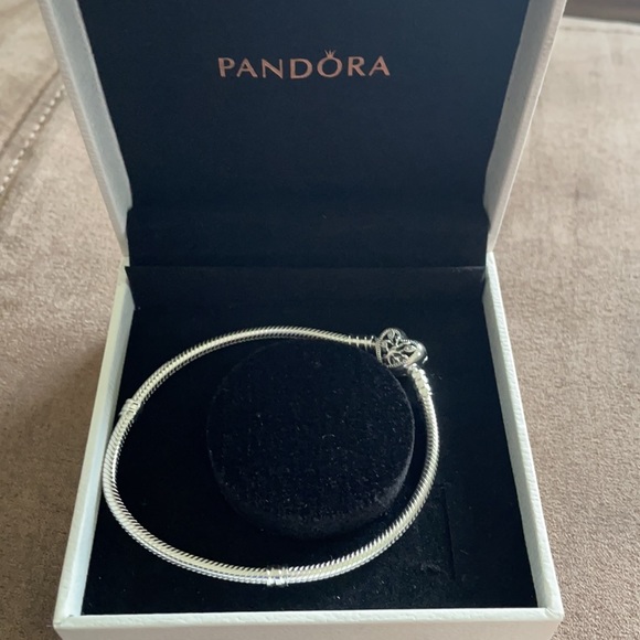 New Pandora bracelet - Picture 1 of 3